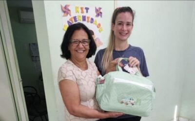 Sindicato de Votuporanga entrega kit bebê para nova mamãe comerciária